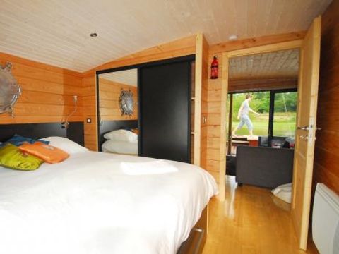 Insolite 5 personnes - Toue cabanée accostée avec sanitaires