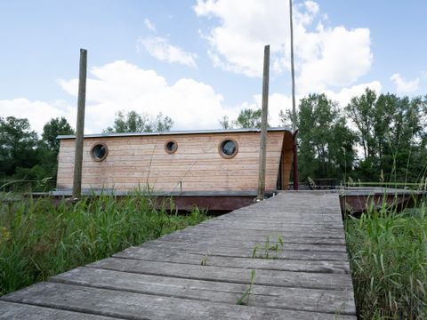 Insolite 5 personnes - Toue cabanée accostée avec sanitaires