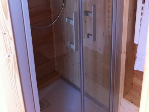 Insolite 5 personnes - Toue cabanée accostée avec sanitaires