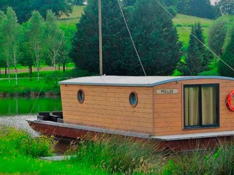 Insolite 5 personnes - Toue cabanée accostée avec sanitaires