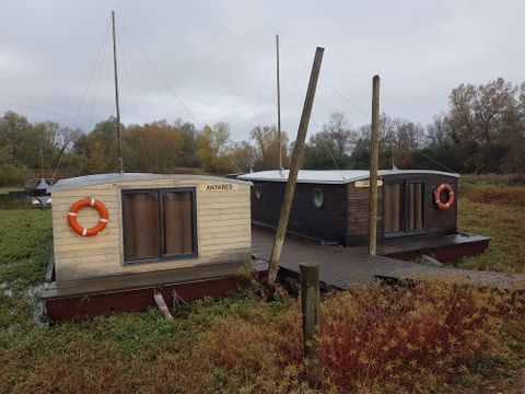 Insolite 5 personnes - Toue cabanée accostée avec sanitaires