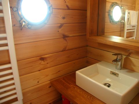Insolite 5 personnes - Toue cabanée accostée avec sanitaires