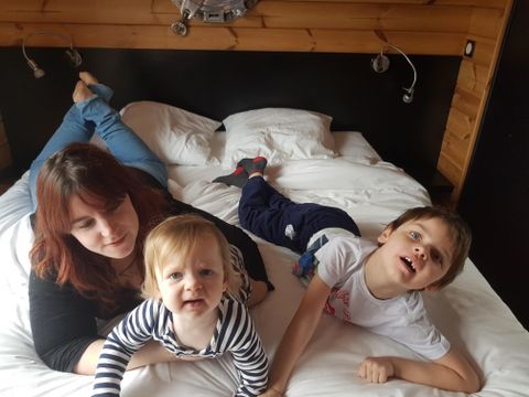 HÉBERGEMENT INSOLITE 5 personnes - Toue cabanée au mouillage avec sanitaires