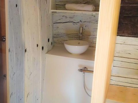 HÉBERGEMENT INSOLITE 2 personnes - LA BARIQUE