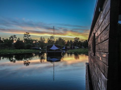 HÉBERGEMENT INSOLITE 2 personnes - Toue cabanée SPA
