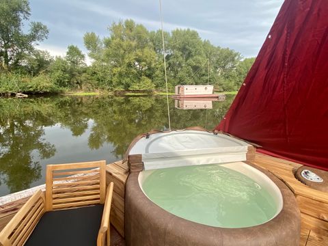 HÉBERGEMENT INSOLITE 2 personnes - Toue cabanée SPA