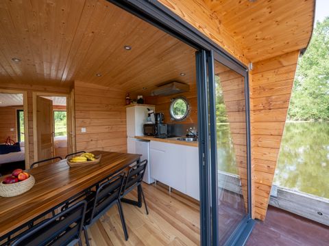 Hébergement 4 personnes - Toue cabanée 2 cabine accosté