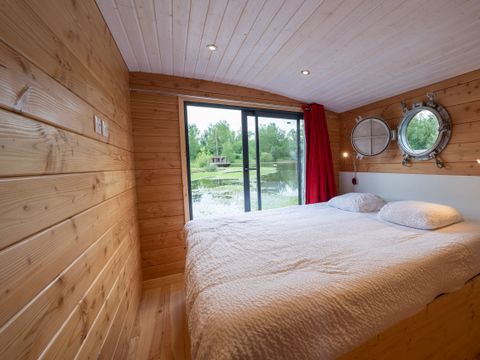 Hébergement 4 personnes - Toue cabanée 2 cabine accosté