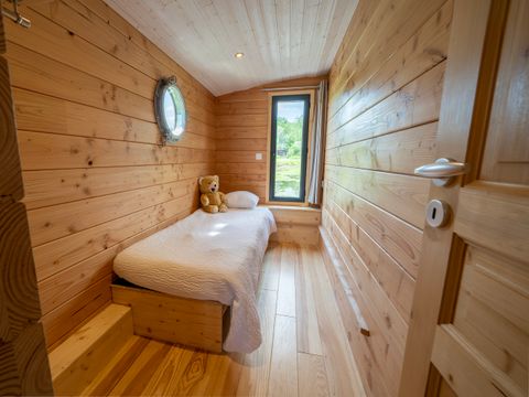 Hébergement 4 personnes - Toue cabanée 2 cabine accosté