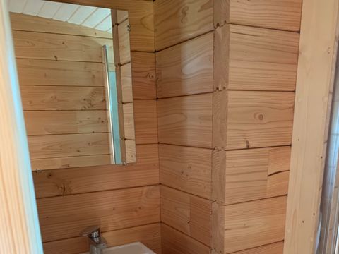 Hébergement 4 personnes - Toue cabanée 2 cabine accosté