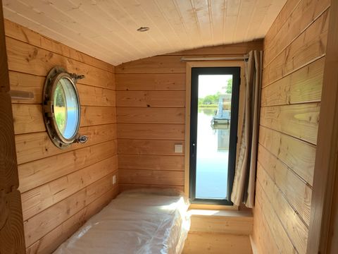 Hébergement 4 personnes - Toue cabanée 2 cabine accosté