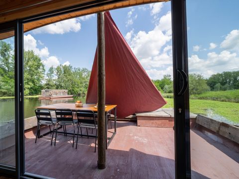 Hébergement 4 personnes - Toue cabanée 2 cabine accosté