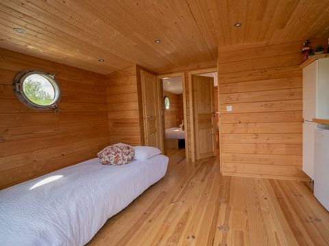 Hébergement 4 personnes - Toue cabanée 2 cabine accosté