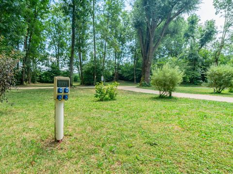 Emplacement - Emplacement | Essential | Tente uniquement | <100m² | Électricité | Pas d'eau