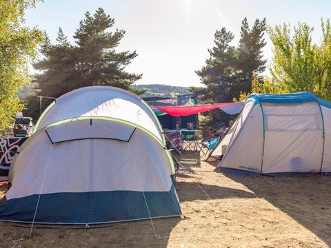 Emplacement - Emplacement confort, 1 installation,1 véhicule, 1 branchement , 2 personnes