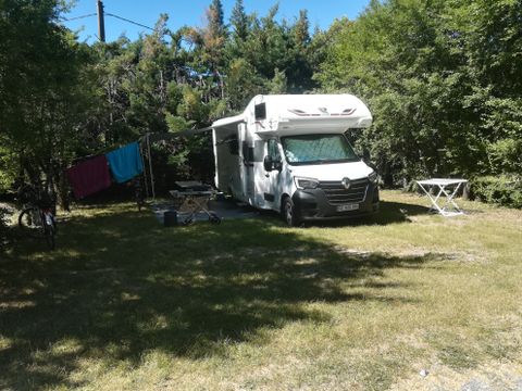 Emplacement - Forfait Privilège (1 caravane ou camping-car / 1 voiture / électricité 10A) 110m² et +