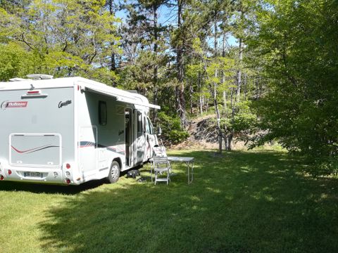 Emplacement - Forfait Privilège (1 caravane ou camping-car / 1 voiture / électricité 10A) 110m² et +