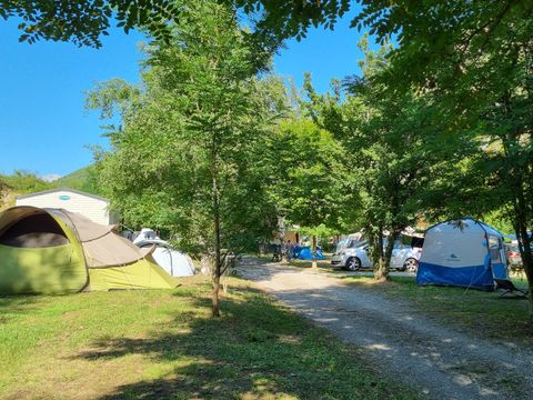 Emplacement - inclus 2 personnes + 1 voiture + 1 tente/caravane/camping car électricité en supplément