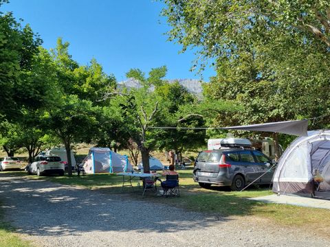 Emplacement - inclus 2 personnes + 1 voiture + 1 tente/caravane/camping car électricité en supplément