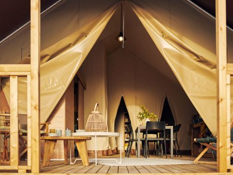 Tente en toile et en bois 4 personnes - Woodlodge Vue Loire Confort 26m² - 2 chambres + terrasse 4 pers