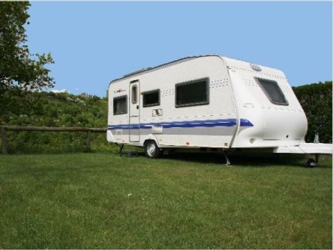 Emplacement - Forfait Confort (1 tente, caravane ou camping-car / 1 voiture / électricité 10A) 2/6 pers