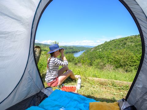 Emplacement - Forfait Privilège (1 tente, caravane ou camping-car / 1 voiture / électricité ) + eau et vue sur le lac 2/6 pers