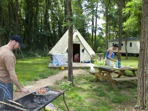 TENTE 4 personnes - Tipi - moins de 7 nuits (sanitaires communs du camping)
