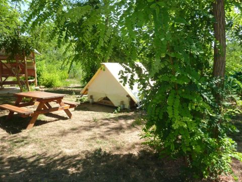 TENTE 2 personnes - bivouac (sanitaires communs du camping)