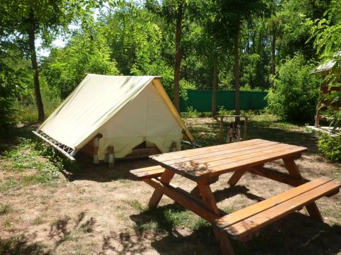 TENTE 2 personnes - bivouac (sanitaires communs du camping)