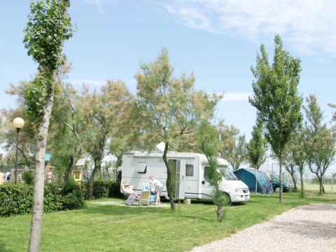 Emplacement - Emplacement + SERVICE DE PLAGE (1 parasol et 2 transats)