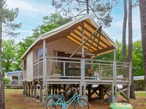 Tente en toile et en bois 4 personnes - INSOLITE CONFORT LODGE (sans sanitaires)