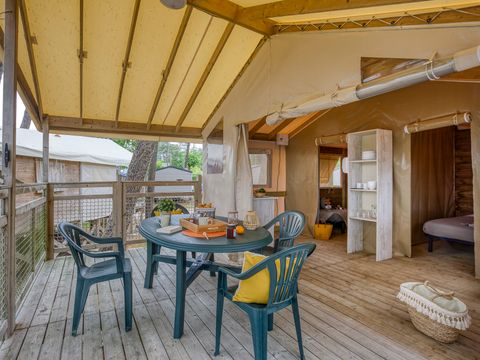 Tente en toile et en bois 4 personnes - INSOLITE CONFORT LODGE (sans sanitaires)