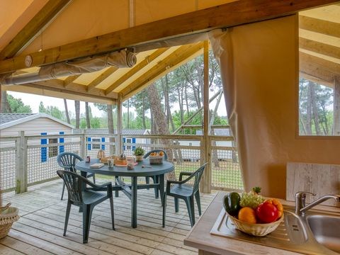 Tente en toile et en bois 4 personnes - INSOLITE CONFORT LODGE (sans sanitaires)