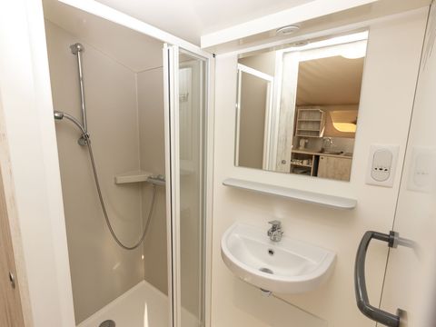 Tente en toile et en bois 4 personnes - Tente Nature Lodge - 2 chambres - Cuisine équipée - Salle de bain