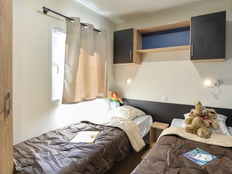 Mobilhome 4 personnes - Camelot Premium 32m² - 2 chambres - Grande terrasse couverte/ Zone piétonne