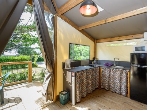 Tente en toile et en bois 4 personnes - Cabane d'Uther Confort 27m² (2 chambres) + terrasse semi-couverte 4 pers