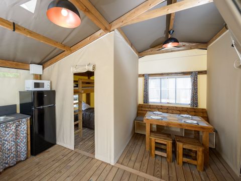 Tente en toile et en bois 4 personnes - Cabane d'Uther Confort 27m² - 2 chambres - Terrasse semi-couverte