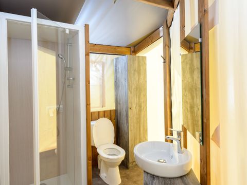 Tente en toile et en bois 4 personnes - Cabane d'Uther Confort 27m² (2 chambres) + terrasse semi-couverte 4 pers