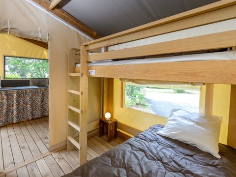 Tente en toile et en bois 4 personnes - Cabane d'Uther Confort 27m² - 2 chambres - Terrasse semi-couverte