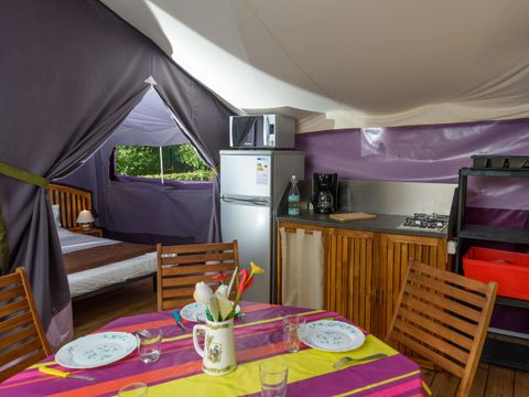 TENTE TOILE ET BOIS 5 personnes - Freeflower Confort 37m² (2 chambres) + terrasse couverte 13m² - sans sanitaires - 5 pers