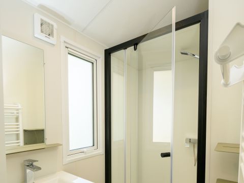 MOBILHOME 4 personnes - Mobil-home Yvain Confort 27m² (2 chambres) + terrasse couverte + TV / Zone piétonne 4 pers