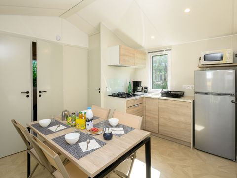 Mobilhome 4 personnes - Yvain Confort 27m² - 2 chambres - Terrasse couverte - TV / Zone piétonne