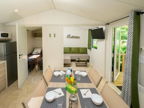 Mobilhome 4 personnes - Yvain Confort 27m² - 2 chambres - Terrasse couverte - TV / Zone piétonne