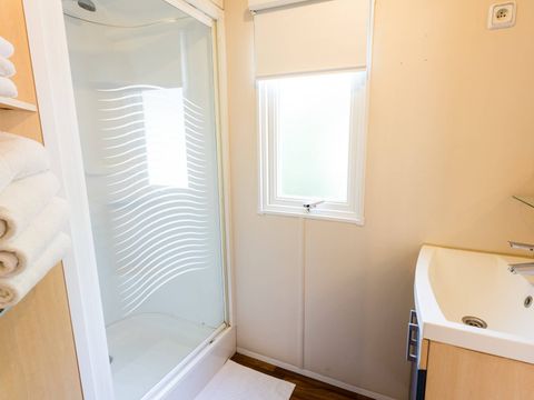 MOBILHOME 4 personnes - Classic | 2 Ch. | 4 Pers. | Terrasse Lounge | 1 SDB | Clim.