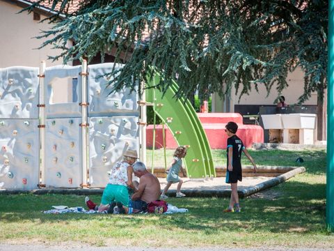 Emplacement - Forfait famille 2 adultes + 2 enfants de moins de 14 ans 4 pers