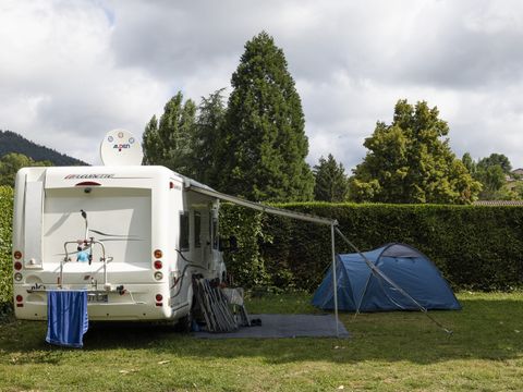 Emplacement - Emplacement avec sanitaires privés sur parcelle + accès piscine biologique ?? - PREMIUM