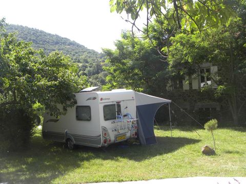 Emplacement - Emplacement + 1 voiture + tente ou caravane (max 6 personnes/3 installations)