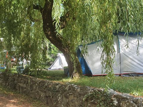 Emplacement - Emplacement + 1 voiture + tente ou caravane (max 6 personnes/3 installations)