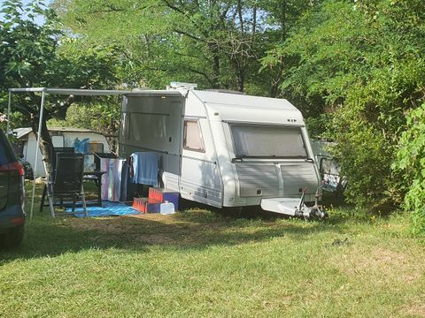 Emplacement - Emplacement + 1 voiture + tente ou caravane (max 6 personnes/3 installations)