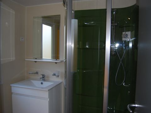 Mobilhome 6 personnes - Mobil-home Standard Relax 33m² - 3 chambres + Terrasse avec parasol - 6 pers